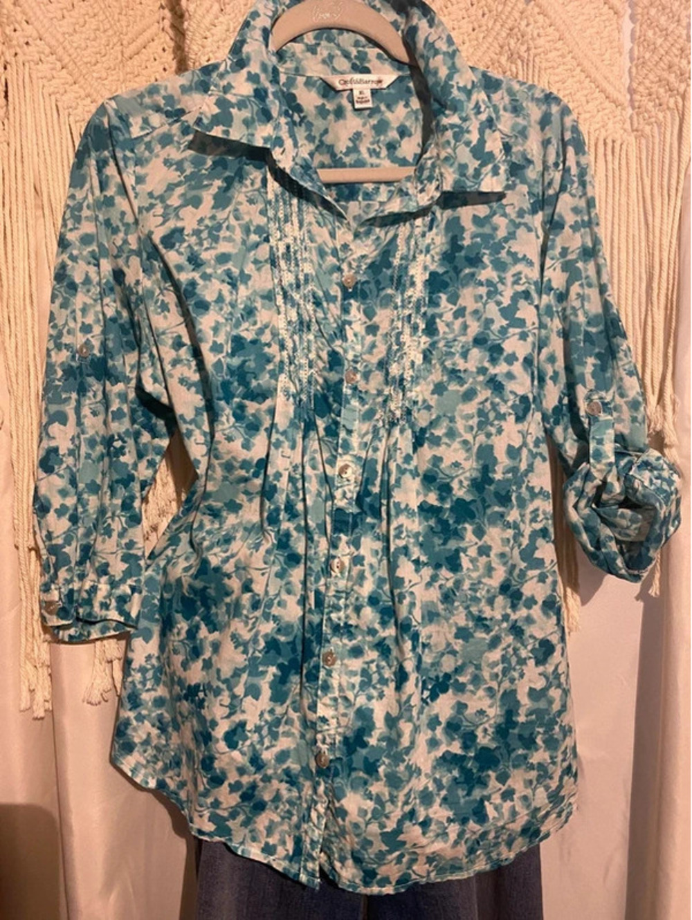 Blue / green and white flowers top